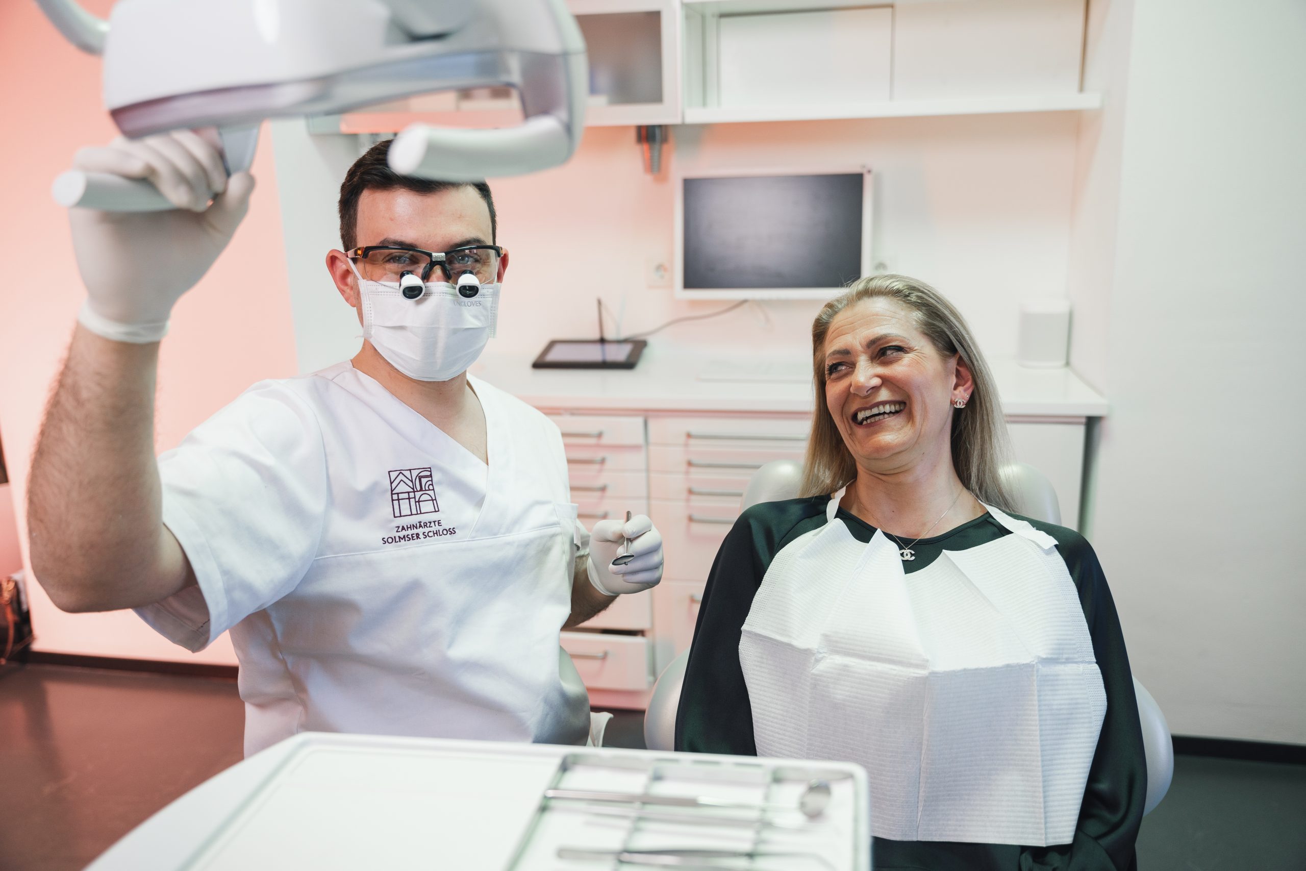 Yigiter Cicek mit Patientin in einem Behandlungszimmer